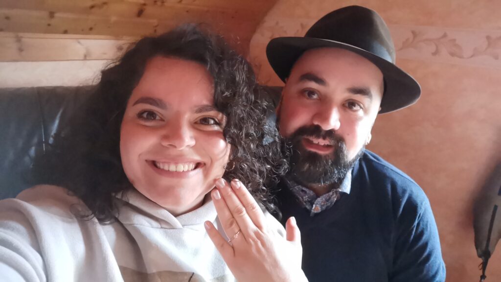 Ein Paar zeigt stolz ihren Ehering. Die Frau zeigt ihren Ring.